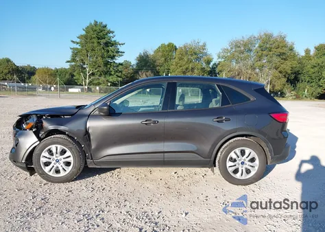 2020 Ford Escape S z USA, uszkodzony, nr VIN 1FMCU0F66LUC17056